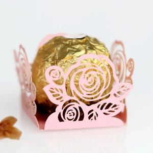 Boîte cadeau rose découpée au laser avec motif de rose creux pour bonbons de mariage