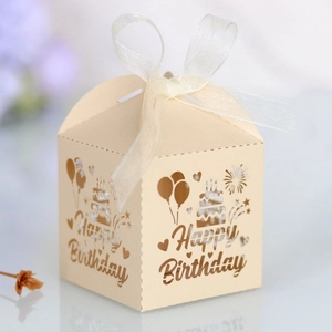 Détail de la boîte à bonbons découpée au laser Happy Birthday avec ruban d'organza