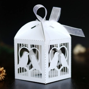 Boîte à dragées blanche découpée au laser avec motifs de cœur et d'oiseaux évidés