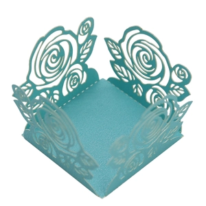 Détail de boîte en papier bleu clair découpé au laser avec motifs roses et finition perlée