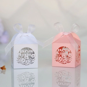 Boîte cadeau découpée au laser avec motif floral Love You Mom et ruban délicat