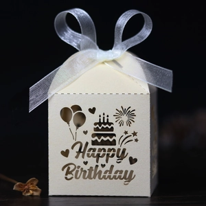 Détail d'une boîte à bonbons découpée au laser avec ruban blanc et motif Happy Birthday