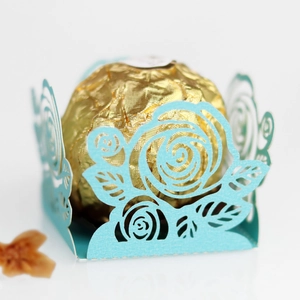 Boîte à bonbons élégante ajourée au laser avec motif de rose bleu pour mariage et fêtes
