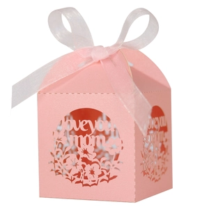 Détail boîte cadeau rose découpée au laser avec texte Love you mom et ruban blanc
