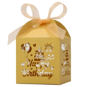Détail de la boîte à bonbons dorée Happy Birthday avec motifs découpés au laser et ruban