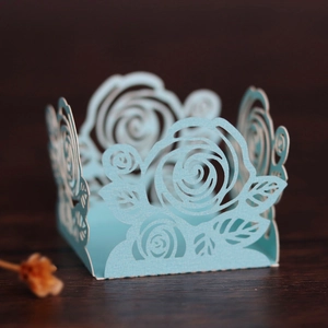Vue détaillée du décor en dentelle de rose bleu clair découpé au laser pour boîte à bonbons