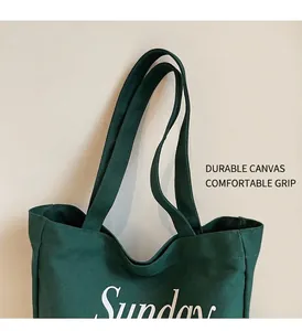 Dettaglio della borsa tote in tela verde scuro con stampa Sunday e trama del manico