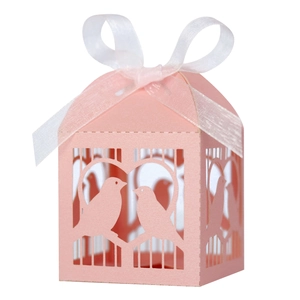Boîte à bonbons de mariage en forme de cage à oiseaux rose avec ruban blanc et découpes
