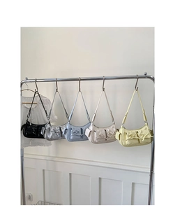 Cinq sacs à bandoulière avec nœuds en noir, argent, bleu, crème et jaune pâle