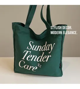 Dettaglio della borsa tote in tela verde scuro con scritta artistica bianca Sunday Tender
