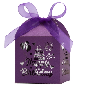 Détail de la boîte Happy Birthday découpée au laser avec ruban violet et motif ajouré
