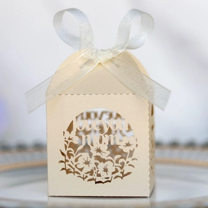 Détail macro de la boîte cadeau Love You Mom découpée au laser avec ruban en organza