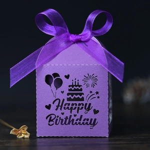 Détail de la boîte à bonbons Happy Birthday violette découpée au laser avec nœud en satin