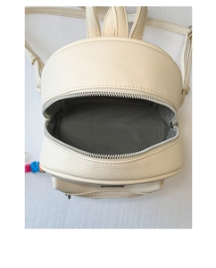 Détail d'un sac à dos blanc crème avec doublure à chevrons et poche avant zippée