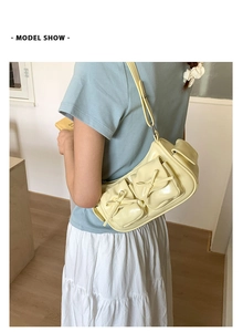Mannequin portant un sac à bandoulière jaune beurre avec nœuds et design multi-poches