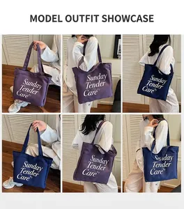 Collage di modelli con borse tote in tela blu navy e viola con scritta Sunday Tender Care