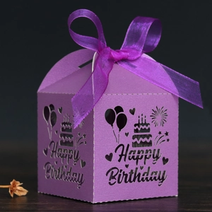 Détail de la boîte cadeau violette Happy Birthday avec découpe laser et nœud en ruban