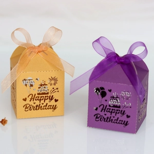 Boîtes à bonbons d'anniversaire découpées au laser avec rubans et motifs de gâteaux