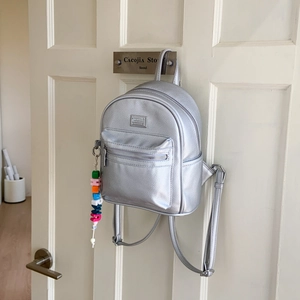 Mini sac à dos argenté avec texture lychee et breloque en perles colorées