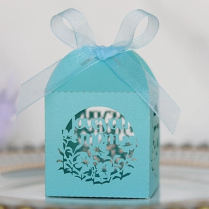 Détail boîte à bonbons bleu clair découpée au laser avec ruban et texte Love You Mom