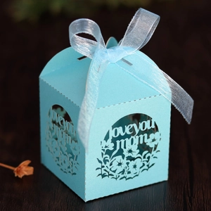 Vue détaillée d'une boîte cadeau bleu clair découpée au laser avec ruban Love You Mom