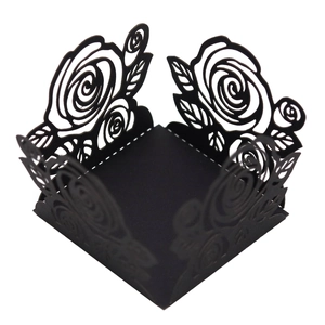 Détail macro d'une boîte cadeau noire avec motifs élégants de roses découpés au laser