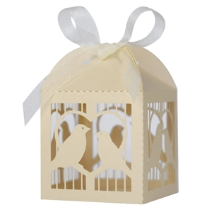 Détail de la découpe laser oiseaux et cœur sur boîte à bonbons de couleur crème