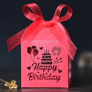 Détail de la boîte à bonbons rouge découpée au laser Happy Birthday avec ruban