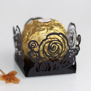 Vue macro de la caissette à chocolat découpée au laser avec motifs de roses élégantes