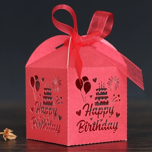 Gros plan d'une boîte à bonbons rouge découpée au laser avec ruban Happy Birthday