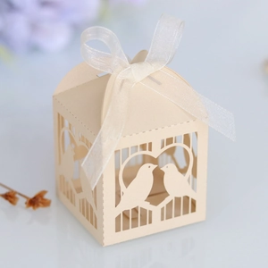 Détails de découpe laser motifs cœur et oiseaux sur boîte de mariage avec ruban