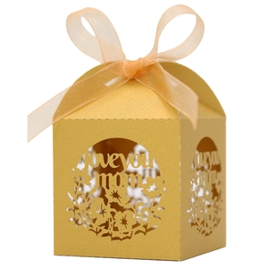 Détails de découpe laser 'Love you mom' sur une boîte cadeau dorée avec ruban en organza