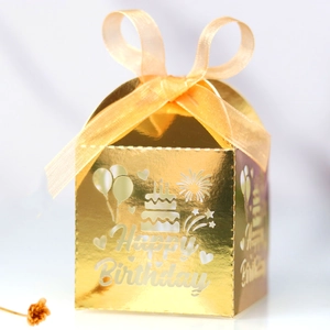 Boîte cadeau dorée Happy Birthday découpée au laser avec lettres creuses et ruban élégant