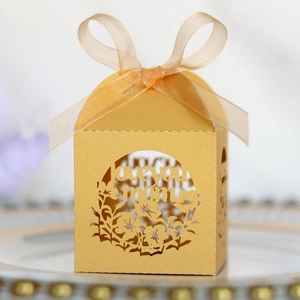 Détail de la boîte cadeau découpée au laser avec ruban et texte Love You Mom