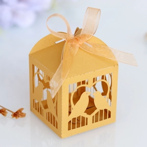 Boîte à dragées découpée au laser en forme de cage avec motifs cœur et ruban en satin