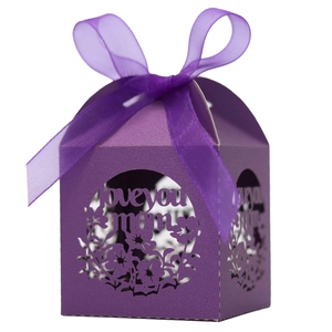 Boîte cadeau violette avec découpe laser 'Love You Mom' et ruban élégant assorti