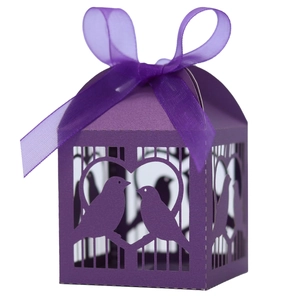 Détail de la boîte à bonbons violette découpée au laser avec ruban pour cadeaux de mariage