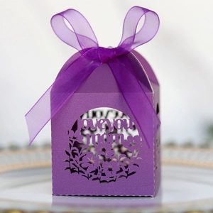 Détail de la boîte à bonbons Love You Mom ajourée violette avec ruban élégant