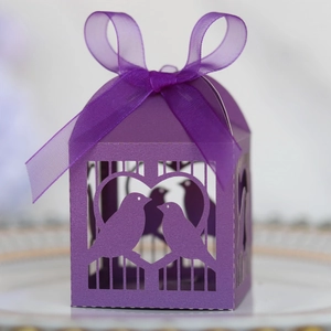 Détail de la boîte à bonbons violette découpée au laser avec motif cage et ruban