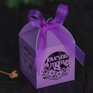 Détail du texte 'Love You Mom' découpé au laser et motif floral sur boîte cadeau violette