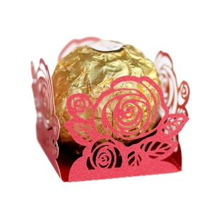 Boîte à bonbons ajourée rose rouge découpée au laser pour mariage avec chocolat or