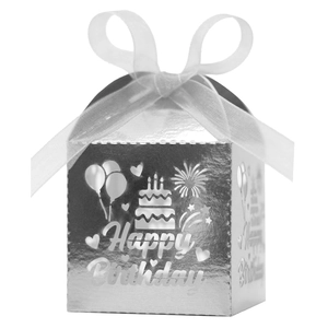 Détail de la boîte Happy Birthday argentée découpée au laser avec motifs de gâteau et ruban