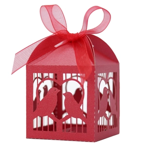 Boîte à dragées rouge découpée au laser avec ruban et motifs de cœurs et d'oiseaux
