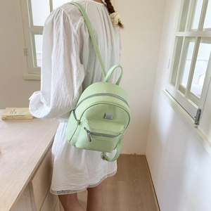 Mini sac à dos en similicuir vert menthe avec logo argenté et poche frontale zippée