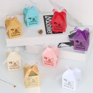 Gros plan de boîtes à bonbons d'anniversaire colorées avec rubans et motifs festifs
