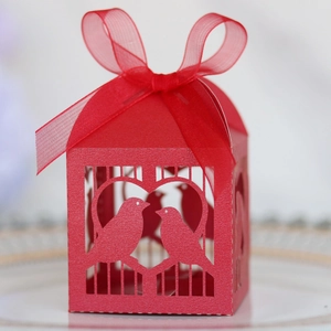 Détail de la boîte à bonbons rouge découpée au laser avec ruban en organza élégant
