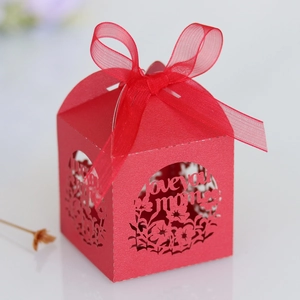 Détail de la découpe laser 'Love You Mom' et motifs floraux sur une boîte cadeau rouge