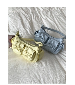 Gros plan de sacs en cuir brillant avec nœuds décoratifs et poches multiples