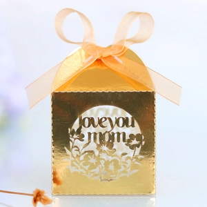 Détail boîte cadeau fête des mères dorée découpée au laser avec texte Love You Mom