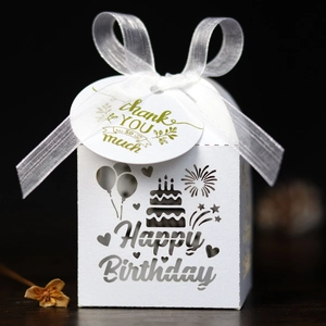 Détail de la boîte cadeau Happy Birthday découpée au laser avec ruban et étiquette